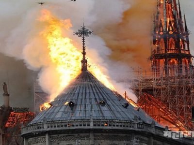 पॅरिस: ‘नोट्रे-डेम-कॅथेड्रल’ चर्चला भीषण आग