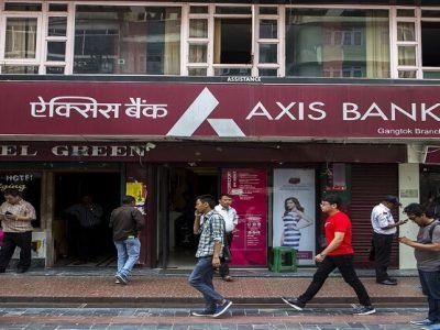 AXIS बँकेचा ग्राहकांना झटका | आता SMS सह अनेक सेवांसाठी भरमसाठ शुल्क वाढ