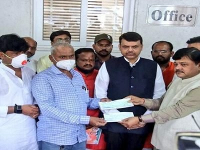 स्वप्निल लोणकर कुटुंबीयांच्या 19.96 लाखांच्या थकित कर्जाची भाजपकडून परतफेड | धनादेश सुपूर्द