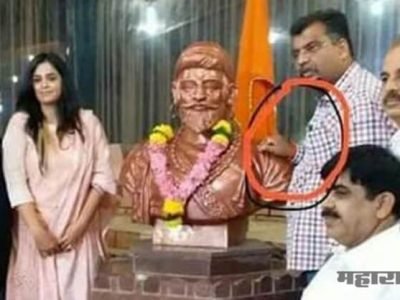 bjp minister ravindra chavan kept his hand on chatrapati shivaji maharajs shoulder