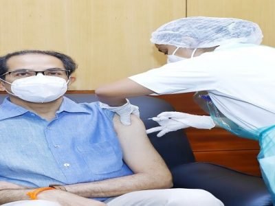 मुख्यमंत्री उद्धव ठाकरे यांनी आज कोविड लसीचा पहिला डोस घेतला