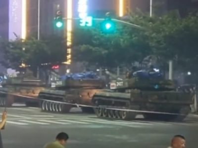 VIDEO | चीनच्या अनेक बँका कंगाल झाल्या, लोकांची एटीएम बाहेर पैसे काढण्यासाठी गर्दी, सरकारने रणगाडे तैनात केले