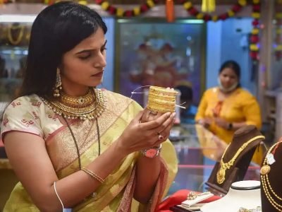 Gold Price Today | मस्तच! आज संध्याकाळपर्यंत सोन्याचा भाव इतका गडगडला, तपासून घ्या आजचे नवे दर