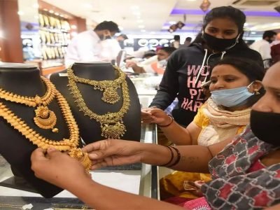 Gold Price Today | सोन्या-चांदीचे दर आजही घसरले, आता खरेदी करणं फायद्याचे आहे का?, तज्ज्ञांकडून समजून घ्या
