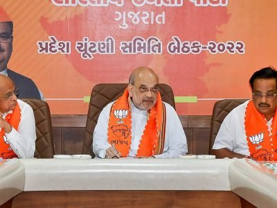 गुजरात निवडणुकीत भाजपला फक्त 50 जागा मिळण्याचा स्थानिक पत्रकारांचा अंदाज, तर भाजप नेत्यांचे रेकॉर्ड तोडण्याचे भाकीत