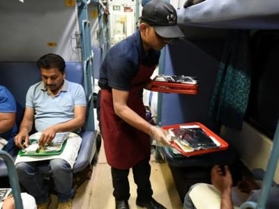 IRCTC Railway Ticket Booking | सुट्ट्या सुरु झाल्याने रेल्वेचं वेळापत्रक रोज गडबडतंय, प्रवाशांनो अनेकांना माहिती नसलेला हा नियम लक्षात ठेवा