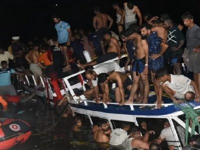 Kerala Boat Tragedy Video | केरळमध्ये ‘हाऊसबोट’ उलटून झालेल्या अपघातात २२ जणांचा मृत्यू, अपघाताचा व्हिडिओ समोर आला