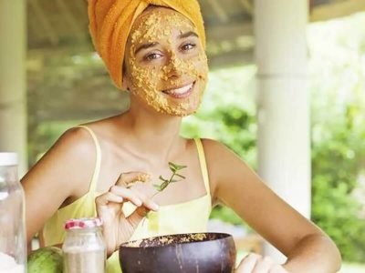 Kora Turmeric Mask | त्वचेचा नॅचरल ग्लो परत मिळवण्यासाठी जबरदस्त मास्क, घरच्या घरी असा तयार करा