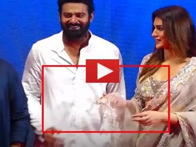 Adipurush Movie | स्टेजवर प्रभास कपाळावरचा घाम पुसताना दिसला, क्रिती सेनॉनने घाम पुसायला थेट दुपट्टा ऑफर केला, व्हिडिओ व्हायरल