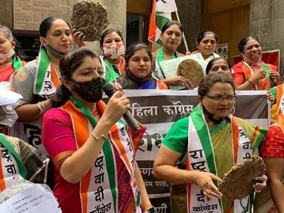 महागाई-गॅस उच्चांकावर | राष्ट्रवादीच्या महिला आघाडीकडून पंतप्रधानांना शेणाच्या गोवऱ्या भेट