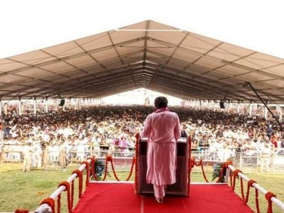Priyanka Gandhi at UP Kisan Nyay Rally | मोदींच्या मतदारसंघात प्रियांका गांधींच्या रॅलीला तुफान गर्दी