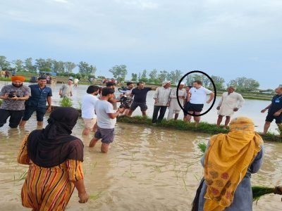 पंतप्रधान मोदी खर्चिक इव्हेन्ट मार्केटिंगमधून लोकांमध्ये, तर राहुल गांधी थेट शेतात शेतकऱ्यांसोबत पेरणीला, नेटिझन्सकडून कौतुक