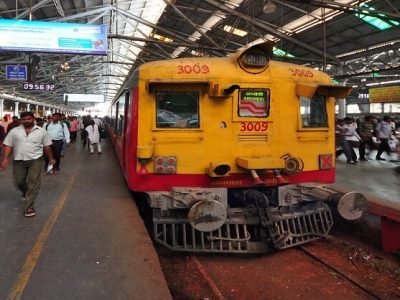 अजब मोदी सरकार | प्लॅटफॉर्मवर गर्दी होऊ नये म्हणून प्लॅटफॉर्म तिकीट १० वरून ५० रु