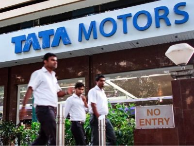 Tata Motors Share Price | वर्षभरात 35.78 टक्क्यांनी खाली घसरला टाटा मोटर्स शेअर, गुंतवणूकदारांनी काय करावं?