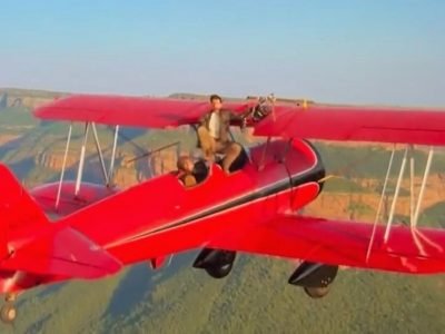 Tom Cruise | हॉलिवूड सुपरस्टार टॉम क्रूझचा उडत्या विमानावर उभं राहून भयानक स्टंट, व्हिडीओ सोशल मीडियावर व्हायरल