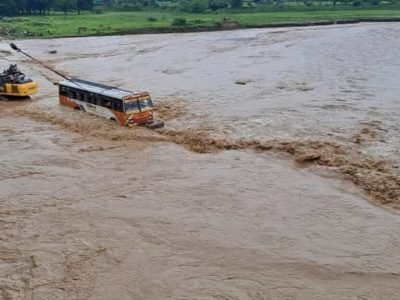Viral Video | मुसळधार पाऊस, 50 हून अधिक प्रवाशांना घेऊन जाणारी बस नदीत अडकली, व्हिडिओ व्हायरल