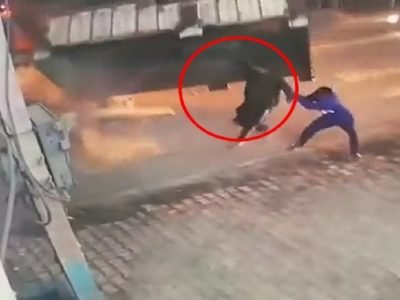 Viral Video | सेल्यूट तुझ्या मैत्रीला! भल्या मोठ्या ट्रकची ट्रॉली कोसळली आणि मित्राच्या चतुराईने वाचला जीव.. VIDEO व्हायरल