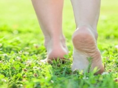 Health First | सकाळी अनवाणी पायांनी गवतावर चालणे आरोग्यासाठी लाभदायी – वाचा फायदे