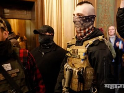 भीषण! अमेरिकेत लॉकडाउनविरोधात बंदुका घेऊन आंदोलन