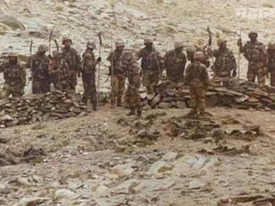 चिनी सैनिकांच्या हातात तलवारी-भाल्यासारखी हत्यारे | चिनी युद्ध सदृश्य वातावरण करतोय