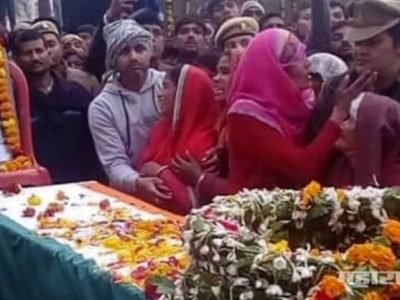 Family members of crpf martyrs demands to see dead bodies of terrorist
