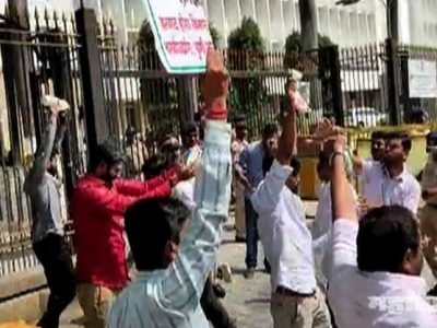 मंत्रालयासमोर दूध फेकून स्वाभिमानी शेतकरी संघटनेचे आंदोलन