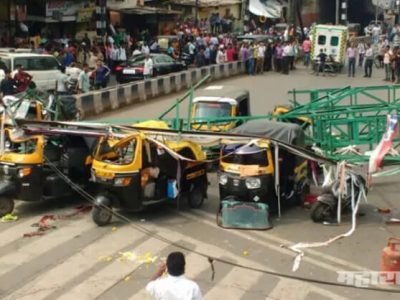 pune hording banner juna bazar shivaji nagar collapsed on vehicles several injured and two dead