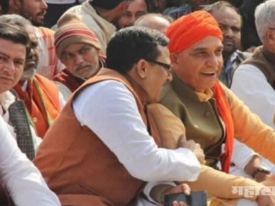 jammu kashmir pulwama terror attack mos satyapal singh up minister siddharth nath singh meerut bjp mp rajendra agarwal entered martyr ajay kumar funeral site with shoes in meerut jsp