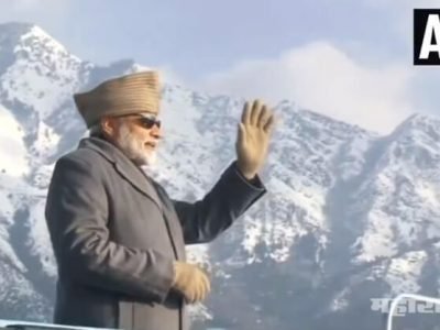 netizens left puzzled after seen pm narendra modi waves at empty dal lake in srinagar