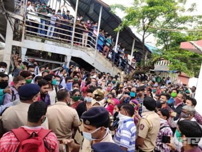 नालासोपारा स्थानकात ट्रॅकवर उतरून प्रवाशांचा हंगामा, लोकलमधून प्रवासाची मागणी