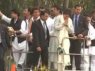 Priyanka gandhi getting huge response in uttar pradesh during road show