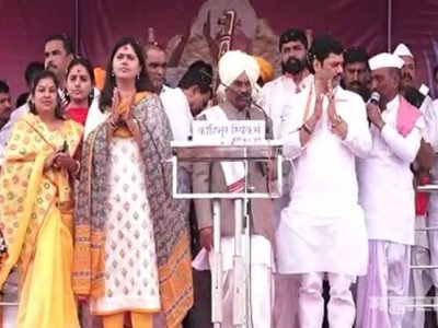 कट्टर राजकीय विरोधक पंकजा मुंडे आणि धनंजय मुंडे एकाच मंचावर
