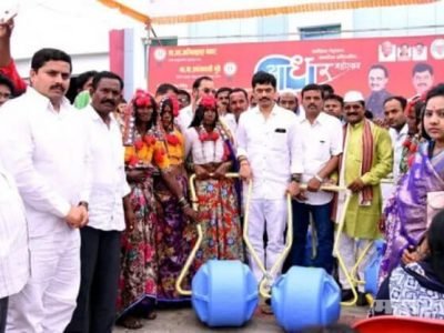 परळी’करांची तहान भागवण्यासाठी आता आल्यात ‘वॉटर व्हीलर’; धनंजय मुंडेंचा उपक्रम परळी’करांची तहान भागवण्यासाठी आता आल्यात ‘वॉटर व्हीलर’; धनंजय मुंडेंचा उपक्रम