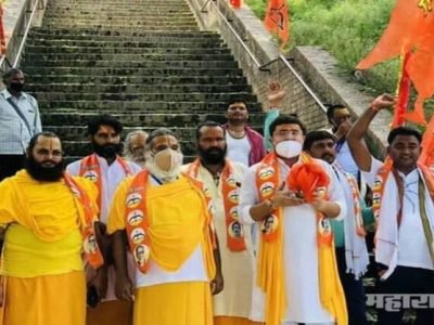 शिवसेनाप्रमुख बाळासाहेब ठाकरेंच्या स्मृतीस्थळावरची माती घेऊन शिवसैनिक अयोध्येत