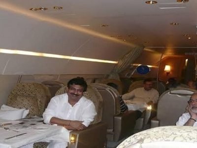 अदानींच्या विमानामधून उड्डाण करणारे हे सज्जन शेतकऱ्यांचे हितचिंतक | मोदींना जोरदार टोला