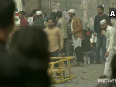 CAA समर्थक आणि CAA विरोधक एकमेकांना भिडले