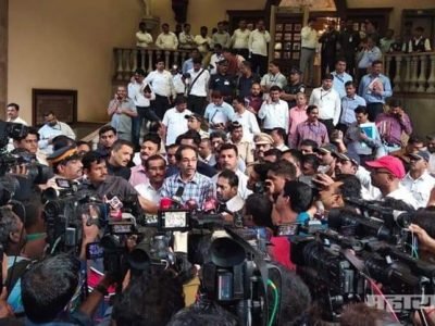 गर्दी टाळा सांगणार सरकार अशा गर्दी करून पत्रकार परिषद घेत आहे – सविस्तर वृत्त