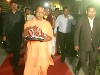 देश लॉकडाऊन; पण मुख्यमंत्री आदित्यनाथांनी गर्दीसह देवीचं दर्शन घेतलं