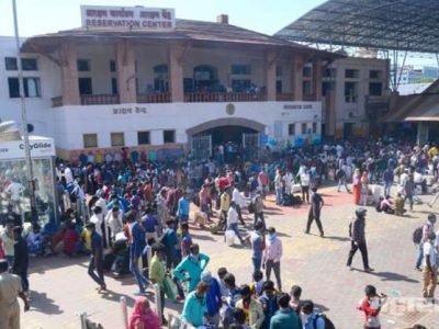 कोरोना आपत्ती: अघोषित संचारबंदी लागू असताना पुणे स्टेशनवर प्रचंड गर्दी; डोकेदुखी वाढणार