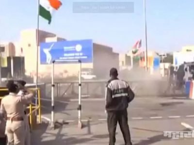 गुजरात: मोटेरा स्टेडिअमच्या बाहेरील गेटमधून ट्रम्प आत जाणार होते; तो गेटच कोसळला