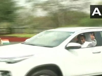 मुख्यमंत्री कमलनाथ यांनी राज्यपालांच्या भेटीनंतर दाखवलं ‘व्हिक्टरी’