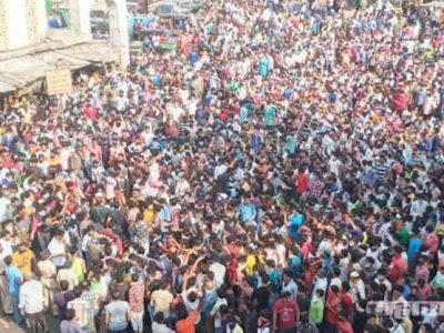 मुळ घरी परतण्यासाठी वांद्रे स्थानकाबाहेर हजारोंच्या संख्येने कामगारांची गर्दी