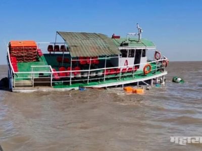 मांडव्याच्या दिशेनं जाणारी बोट बुडाली, ९० प्रवाशांची सुटका