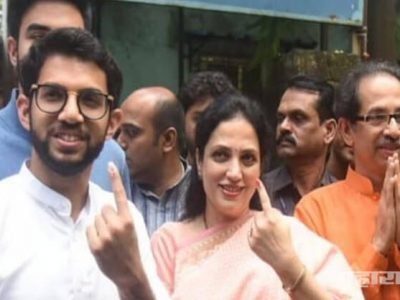 उद्धव ठाकरे यांनी वांद्रे येथे सह-कुटुंब मतदानाचा हक्क बजावला