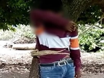 कैऱ्या तोडल्या म्हणून अल्पवयीन मुलाला झाडाला बांधले | मारहाणीचा व्हिडिओ केला व्हायरल कैऱ्या तोडल्या म्हणून अल्पवयीन मुलाला झाडाला बांधले | मारहाणीचा व्हिडिओ केला व्हायरल