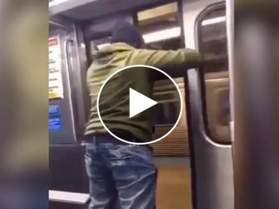 Viral Video | काय करतोय हा?, त्याने धावत्या मेट्रो ट्रेनचा दरवाजा हाताने उघडला, नंतर काय घडलं ते व्हायरल व्हिडिओत पहा